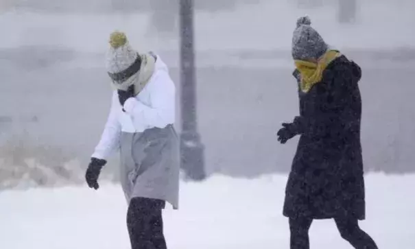 Pedestrians struggle to move amid gusty winds and snow in Denver as a winter storm swept over Colorado's eastern plains on Jan. 21, 2018. Photo: David Zalubowski, AP