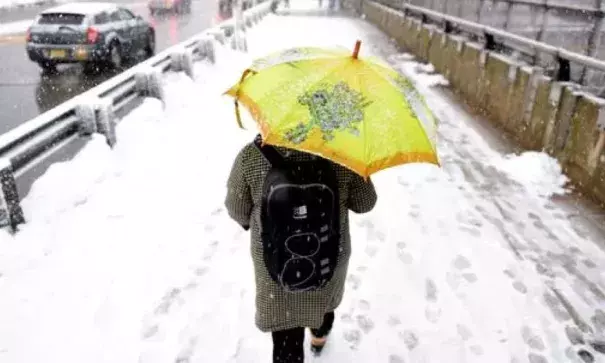 A woman walks along Lemoine Ave near the George Washington Bridge in Fort Lee, N.J. on March 13, 2018. Photo: Tariq Zehaw, NorthJersey.com via USA TODAY NETWORK