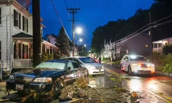 Damaged cars displaced by floodwaters along Main Street in Ellicott City, Md., on May 27, 2018. Photo: JIM LO SCALZO, EPA-EFE