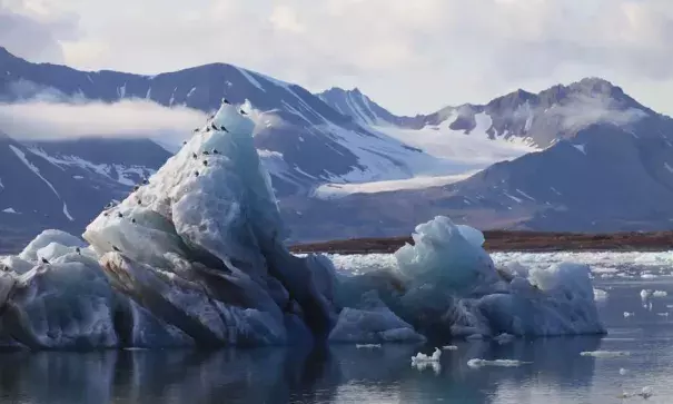 Melting glacier in Svalbard, Norway. Photo: Goncalo Diniz, Alamy/Alamy