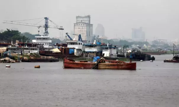 Fishing vessels are seen docked along the Congo River in the Democratic Republic of Congo's capital Kinshasa, Dec. 21, 2016. A current drought has left water levels in the Congo River at their lowest point in the past 100 years. Photo: Voice of America via Reuters