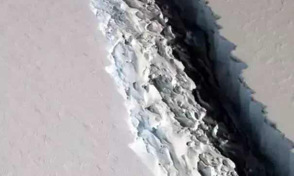 This photo released on Dec. 1, 2016, by NASA shows what scientists photographed in a view of a massive rift in the Antarctic Peninsula's Larsen C ice shelf on Nov. 10, 2016. Photo: NASA/MARIA-JOSE VINAS, AFP/Getty Images