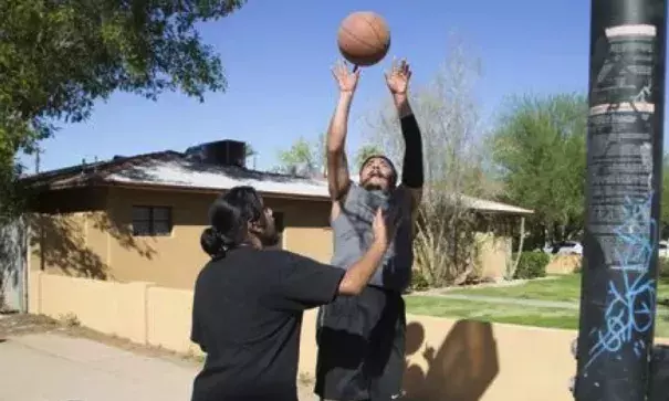 Residents enjoy warm weather as Phoenix ties heat record. Photo: Nick Oza, The Republic