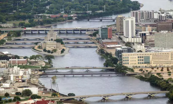 The Cedar River flows through downtown Cedar Rapids on Sunday, Sept. 25, 2016.  Photo: David Scrivner / Iowa City Press-Citizen