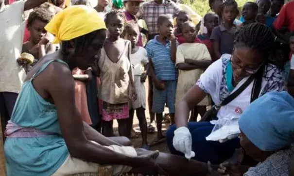 MSF nurse Cassandre Saint-Hubert treats a patient at a Medecins Sans Frontieres (MSF) mobile clinic in the village of Nan Sevre, in the mountains north of Port-à-Piment. Photo: Joffrey Monnier, MSF