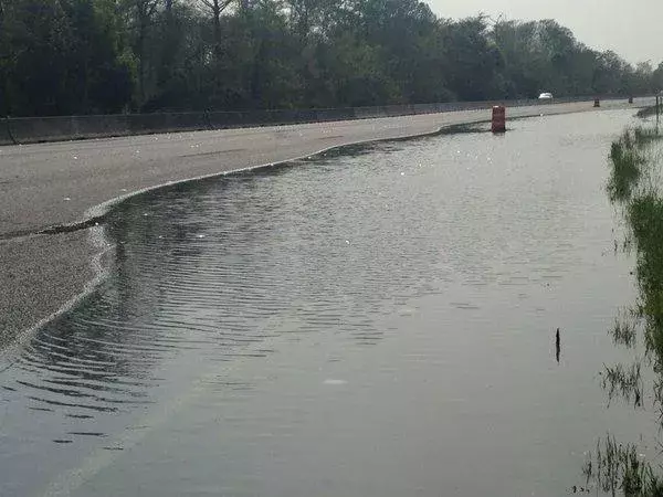 Interstate 10 westbound at Texas-Louisiana state line. Photo: TxDOT-Beaumont, Twitter