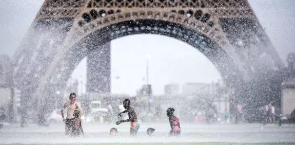 Keeping cool as Paris sees its hottest temperatures in six decades. Photo: Etienne Laurent / EPA