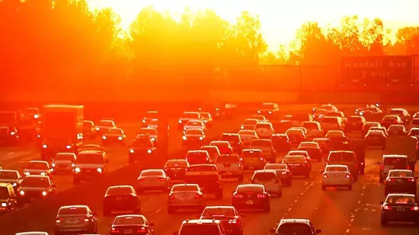 Traffic on the 101 Freeway backs up during a 2015 heat wave. A high-pressure system centered over the Southwest has led to record highs across California this week. Photo: Al Seib, Los Angeles Times