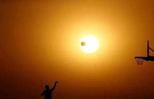 The sun sets on the Autumnal Equinox, the first day of fall, at Angels Gate Park in San Pedro on Sept. 22. Weather forecasts call for soaring temperatures through Monday afternoon. Photo: Luis Sinco / Los Angeles Times