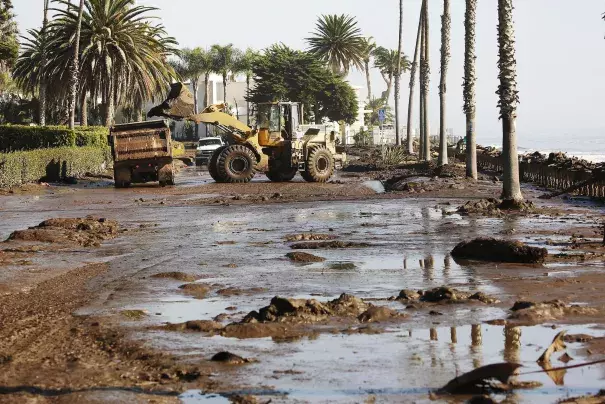 Cleanup begins Thursday morning outside the Four Seasons Biltmore Santa Barbara resort on Channel Drive. Photo: Al Seib, Los Angeles Times