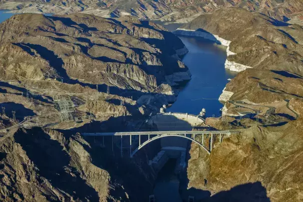 Lake Mead reservoir and the Hoover Dam show a "bath tub ring" from low water levels in 2015. Photo: Irfan Khan, Los Angeles Times)