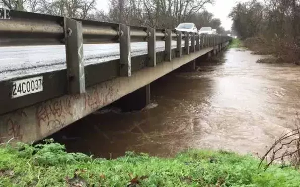 Crews take steps to fix levee damage near Wliton. Photo: The Sacramento Bee