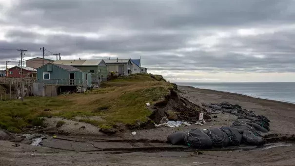 An eroding bluff that contains Inupiaq archaeological artifacts in Utqiaġvik, Alaska. The land here has receded many meters over the past few decades. Photo: Ash Adams, Gizmodo