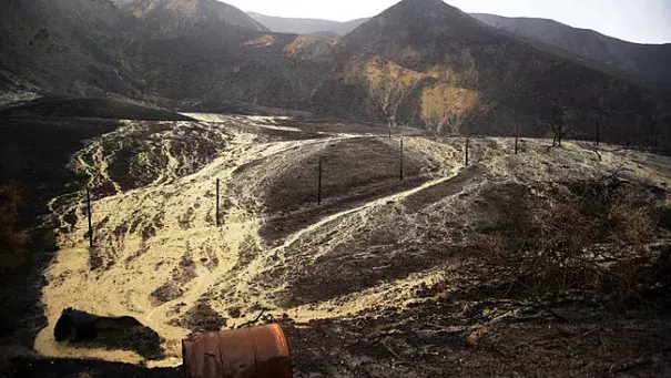 Mud and debris flow down hillsides burned in a recent brush fire after heavy rain from the first in a series of El Niño storms that passed over the area above Solimar Beach in Ventura, Calif., Wednesday, Jan. 6, 2016. Photo: AP/Joel Angel Juárez)