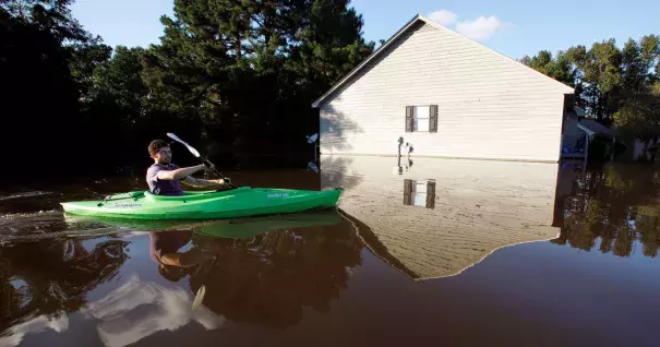 A resident paddles his kayak into his neighborhood to check the condition of his house as river levels rise into town in the aftermath of Hurricane Matthew, in Greenville, North Carolina, Oct. 14, 2016. Photo: Jonathan Drake, Reuters