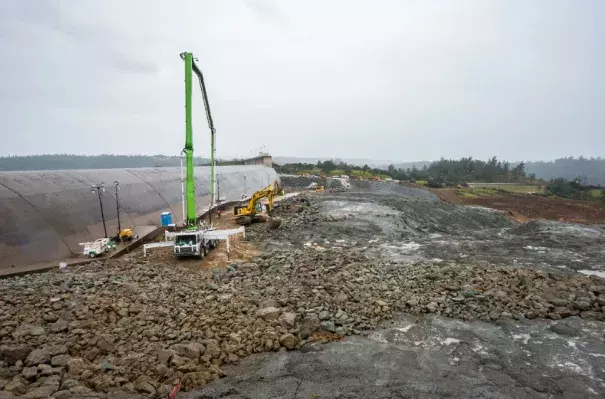 Repairs on damaged Oroville Dam spillway on February 19, 2017. Image: CDW