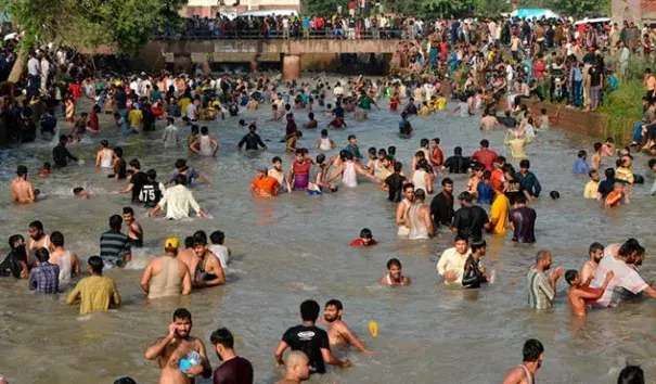 People cool themselves off in a water channel during a heat wave on June 4, 2017 in Lahore, Pakistan. Photo: ARIF ALI/AFP/Getty Images
