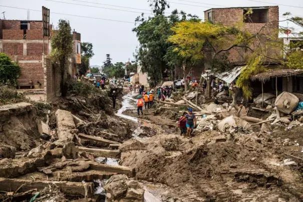 Huachipa district, east of Lima, on March 19, 2017. Flash floods and landslides hit parts of Lima, where most of the water distribution systems have collapsed and people are facing drinking water shortages. Photo: Ernesto Benavides, AFP