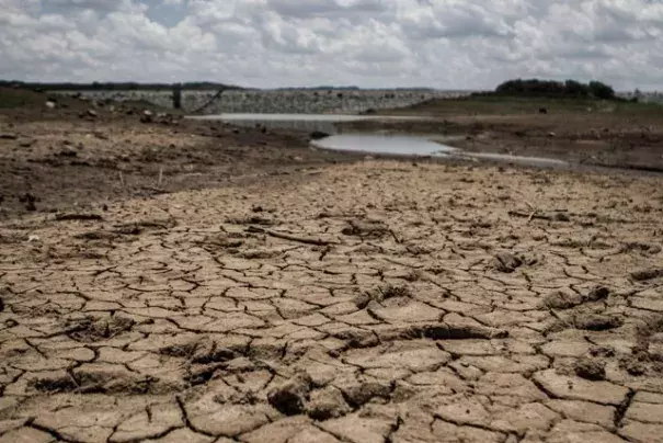 A photo taken on February 7, 2016 shows the fast drying catchment area of the Umzingwani dam in Matabeleland, Southwestern Zimbabwe. Photo: Ziniyange Auntony, AFP