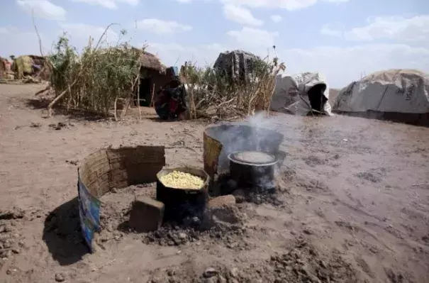 Cooking pot are seen outside a temporary shelter in the drought stricken Somali region in Ethiopia, January 26, 2016. Photo: Tiska Negri, Reuters