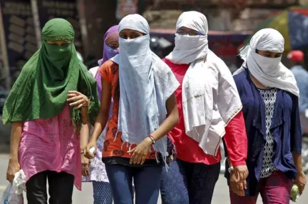 Girls, with faces covered to protect themselves from sun stroke, walk along a road on a hot summer day in Allahabad, India, May 29, 2015. Image:Jitendra Prakash, Reuters