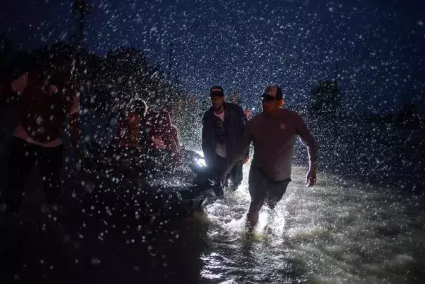 Samaritans help push a boat with evacuees to high ground during a rain storm caused by Tropical Storm Harvey along Tidwell Road in east Houston, Texas, U.S. August 28, 2017. Photo: Adrees Latif