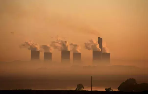 Steam rises at sunrise from the Lethabo Power Station, a coal-fired power station owned by state power utility ESKOM near Sasolburg, South Africa, March 2, 2016. Photo: Siphiwe Sibeko, Reuters