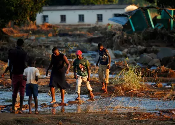 File photo: Survivors of cyclone Idai arrive at Coppa business centre to receive aid in Chipinge, Zimbabwe, March 26, 2019. Photo: Philimon Bulawayo, Reuters