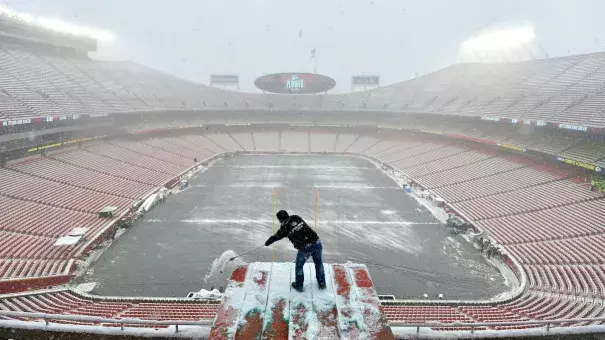 Clearing snow ahead of the Kansas Chiefs playoff game last weekend. The coming weekend’s game promises to be even colder. Photo: AP