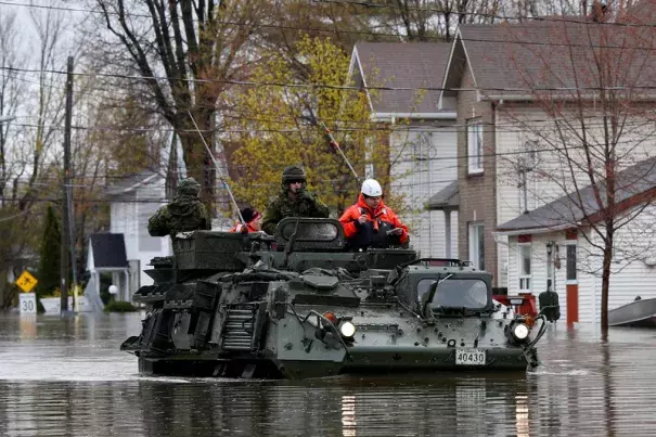 Canadian soldiers inspect a flooded residential area in Gatineau, Quebec, Canada, May 7, 2017. Photo: Chris Wattie, Reuters
