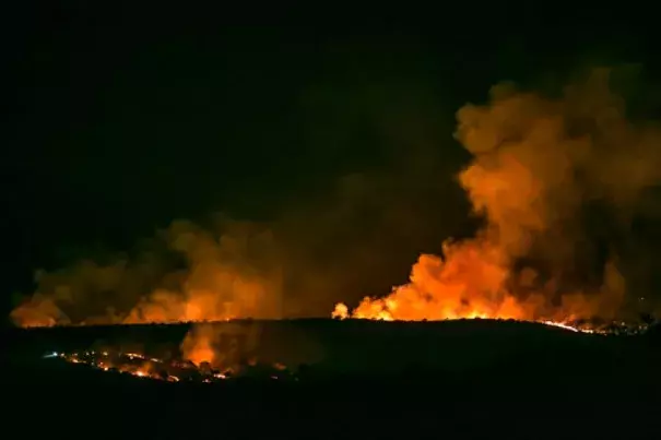 In this Monday, April 24, 2017 photo, the Sawmill Fire burns along the ridge line east of Arizona Highway 83 north of Sonoita, Ariz. Photo: Ron Medvescek, Arizona Daily Star via AP