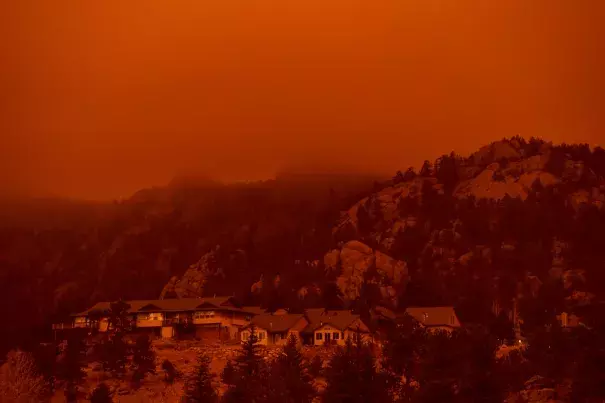 Smoke from the East Troublesome Fire fills the sky above buildings in Estes Park on Oct. 22, 2020. (Credit: Matthew Jonas/MediaNews Group/Boulder Daily Camera via Getty Images)