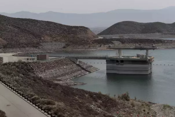 Dropping water levels leave a “bathtub ring” around Diamond Valley Lake in Hemet in June. On Tuesday, the Metropolitan Water District of Southern California declared a water shortage emergency and moved to restrict outdoor watering to just once a week in parts of Ventura and Los Angeles counties, as well as certain areas of the Inland Empire.(Credit: Robert Gauthier / Los Angeles Times)