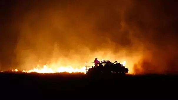 Firefighters from across Kansas and Oklahoma battle a wildfire near Protection, Kansas, Monday, March 6, 2017. Photo: Bo Rader, The Wichita Eagle via AP