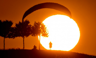 Germany set a new all-time record high temperature on Sunday. Here, a paraglider lands at sunset in Kronsberg amid the heat on Wednesday. Photo: JULIAN STRATENSHULTE