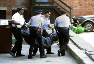 Chicago Police officers remove the body of man at the Sutherland Hotel, 4659 S. Drexel Blvd., on July 18, 1995. Photo: Phil Greer, Chicago Tribune