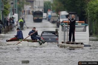 Residents who refused to be evacuated sit on makeshift boats during evacuation operations of the Villeneuve-Trillage suburb of Paris on June 3, 2016. Photo: Christian Hartmann, Reuters