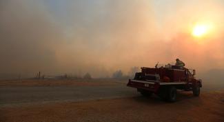 A fire truck from Argonia, Kan., heads west towards Lake City, Kan., to help battle a large grass fire Wednesday, March 23, 2016. Photo: Travis Morisse, The Hutchinson News via AP