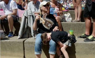 Rachel Clemons of Knoxville fans her daughter Austynn, 6, during the hot weather at CMA Music Festival on Friday, June 10, 2016. Photo: Shelley Mays, Tennessean.com