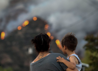 Residents watch the wildfires in Azusa, California, Monday, June 20, 2016. Photo: Ringo H.W. Chiu, AP