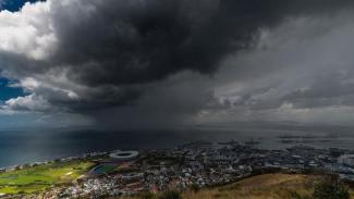 Alex De Kock watched on Signal Hill in Cape Town as the storm approached. Photo: Alex De Kock