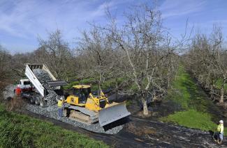 In this Feb. 14, 2017, file photo, crews from Teichert Construction, the California Department of Water Resources and MBK Engineers shore up a section of levee along the Sacramento River in Verona, Calif. Photo: Chris Kaufman, The Appeal-Democrat via AP, File