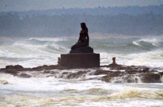 Rough waves touching the Statue of Matsya Kanya over the Bay of Bengal due to the influence of Cyclone Fani at Bheemili Beach in Visakhapatnam. Credit: BCCL