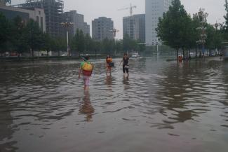 Chinese residents wading through floodwaters. Currently, global average annual flood losses are estimated at $104 billion. Photo: Language Teaching Flickr, CC BY 2.0