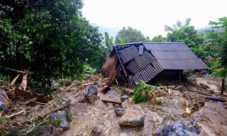 The deadliest disaster of October was Tropical Depression 23W, which made landfall over central Vietnam on October 10, triggering multiple days of torrential downpours. Photo: Nhan Sinh, Vietnam News Agency via AP