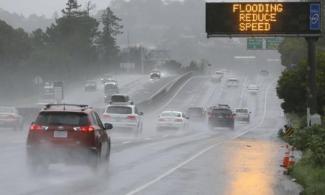 A sign warns motorists of flooding on Northbound Highway 101 on Feb. 20, 2017, in Corte Madera, Calif. Heavy downpours are swelling creeks and rivers and bringing threats of flooding in California's already soggy northern and central regions. Photo: Eric Risberg, AP