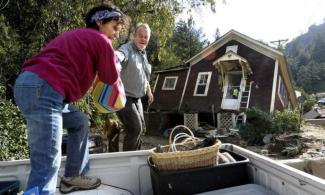 Shireen Malik, left, and Bruce Orr help gather belongings out of the home of Kathleen McLellan in Salina on Sept. 19, 2013, following the floods that devastated parts of Boulder County. A new study suggests human-caused climate change made the 2013 flood event more severe. Photo: Jeremy Papasso, Boulder DailyCamera