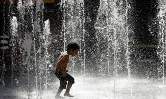 Three-year-old Leo Estrada runs through a water fountain at the Hollywood & Highland entertainment center in Hollywood, Calif. on June 21, 2017. Photo: Mike Nelson, Shutterstock