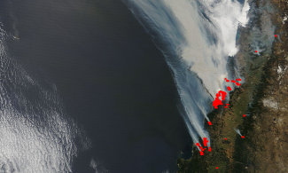Fires (red squares) in Chile spread smoke over the Pacific Ocean, as seen at 10:35 am EST Thursday January 26, 2017. Photo: NASA’s Terra satellite