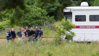 Emergency responders talk near the scene of an accident at Fort Hood at Owl Creek Park near Gatesville, Texas, on Thursday, June 2, 2016. Photo: Michael Miller, The Temple Daily Telegram via AP
